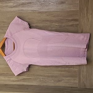 Lululemon Run Swiftly Short Sleeve - Size 4 with small hole and snag see photos